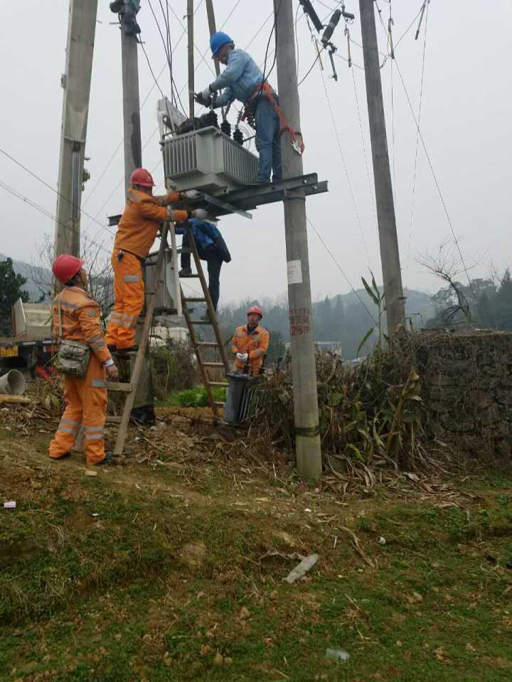 守護燈火，電力人在行動——松桃供電局一線員工春節(jié)保電側(cè)記