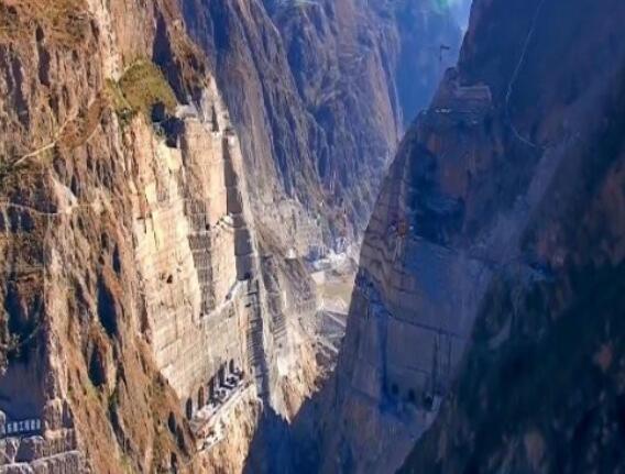 為建烏東德水電站，在峽谷底部挖90米深洞穴，用來干嘛的？