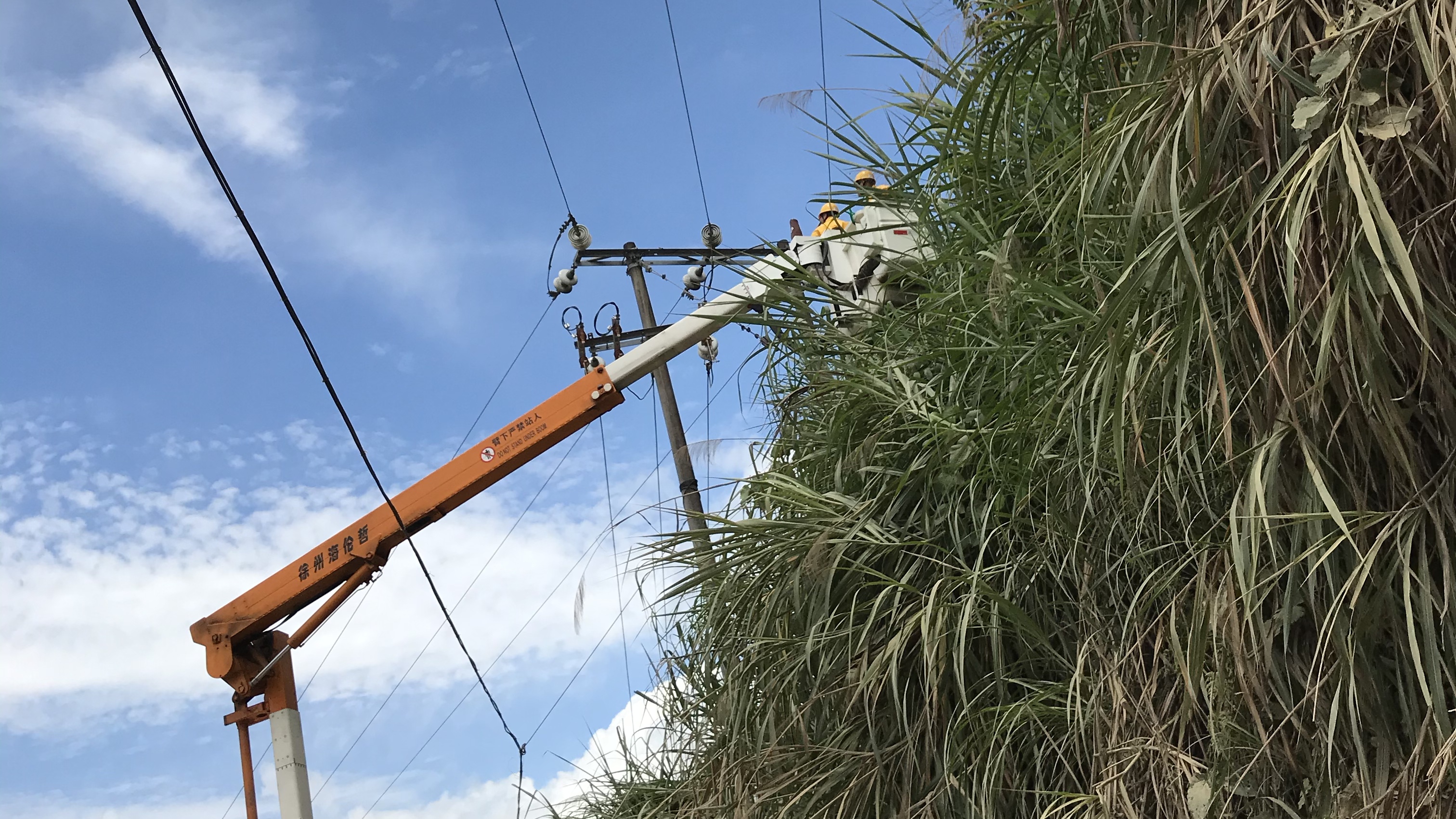 國網羅源縣供電公司帶電接火專變　助力水庫清淤工程