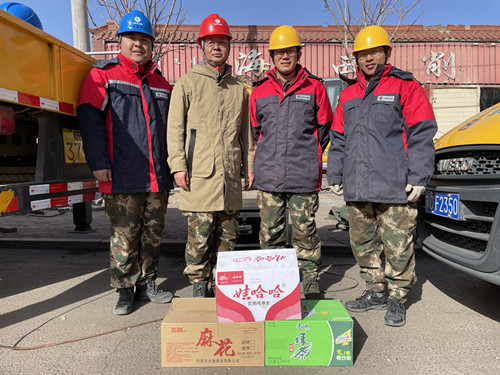 烏海電業(yè)局配電帶電作業(yè)處助力“煤改電”，送溫暖進現(xiàn)場