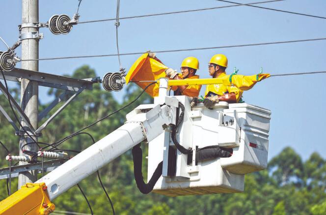 四川廣安：40攝氏度，他們帶電作業(yè)