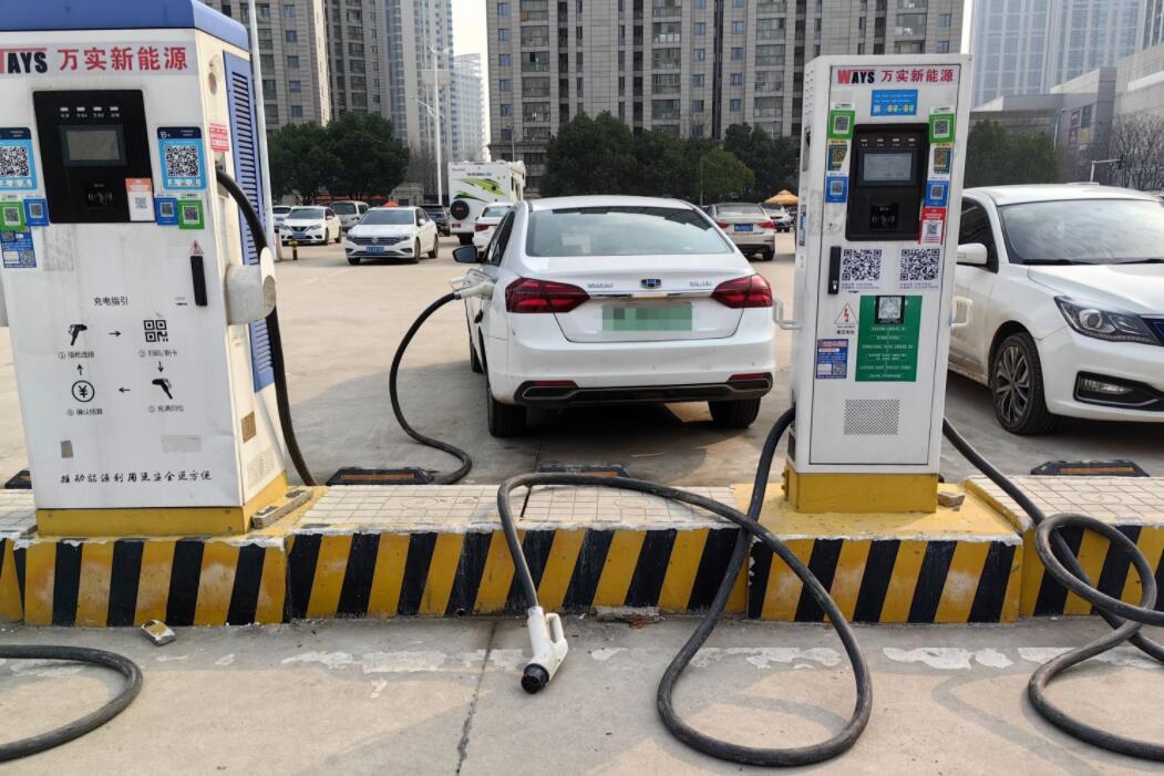 新能源車充電槍被扔積水中，對(duì)“城市家電”需多加愛護(hù)