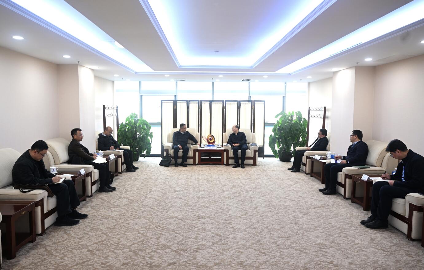 中國電建黨委常委、副總經(jīng)理徐鵬程與西藏開發(fā)投資集團黨委書記、董事長祁騰武會談