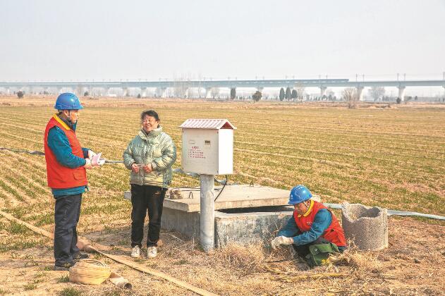 山東省梁山縣：黃河灘區(qū)上，井在地頭，電到井口