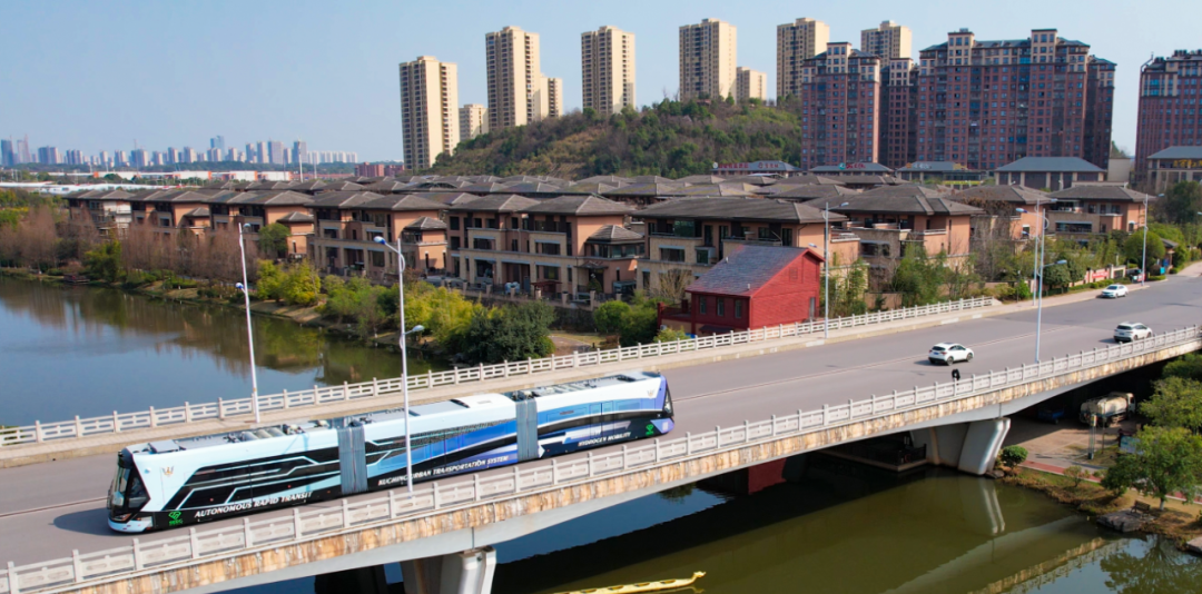 我國(guó)自主研制，全球首輛氫能源智軌電車“出?！?