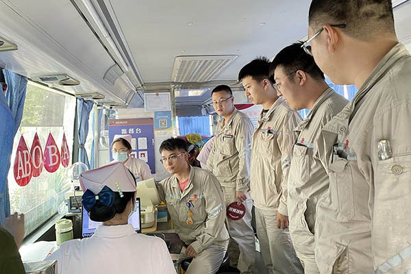 臨汾熱電公司組織“熱血與大愛同流，真情與奉獻(xiàn)同行”無償獻(xiàn)血活動