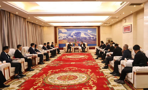 華電集團黨組書記、董事長江毅與喀什地委副書記、行署專員艾尼瓦爾·吐爾遜舉行會談
