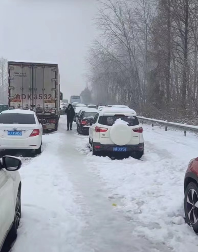湖北凍雨暴雪導(dǎo)致高速公路堵塞，電動(dòng)汽車再現(xiàn)“趴窩”