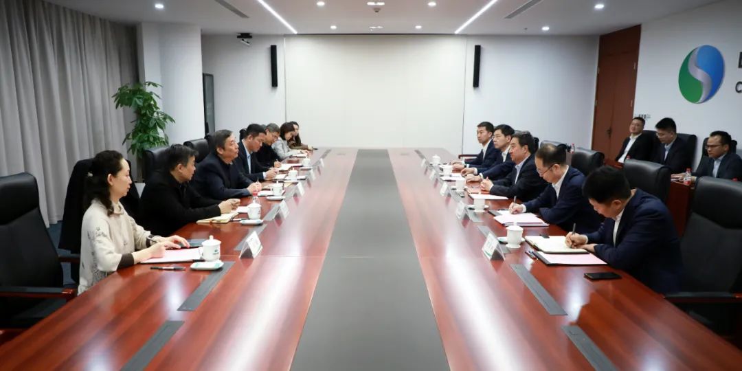 中國電氣裝備黨委書記、董事長白忠泉會見上海市經(jīng)濟(jì)和信息化委員會副主任戎之勤