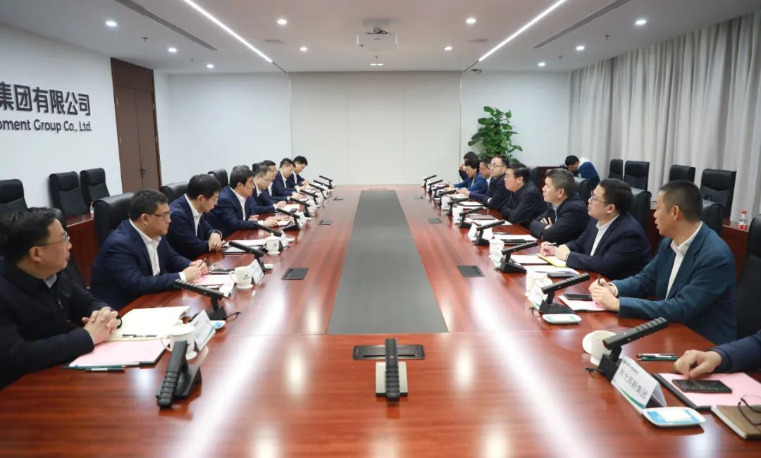 中國電氣裝備黨委書記、董事長(zhǎng)白忠泉會(huì)見上海市靜安區(qū)委書記于勇