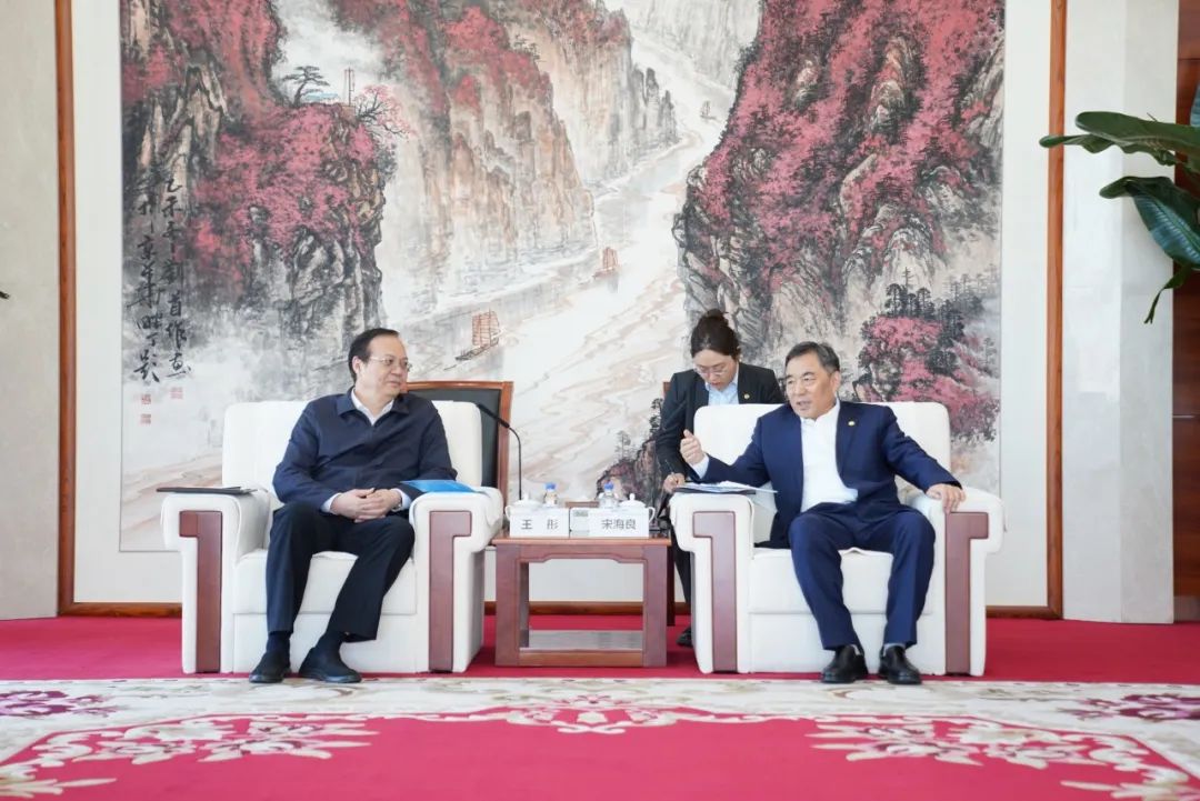 中國能建黨委書記、董事長宋海良與歐洲自然科學(xué)院院士、中國發(fā)展研究院院長王彤會(huì)談