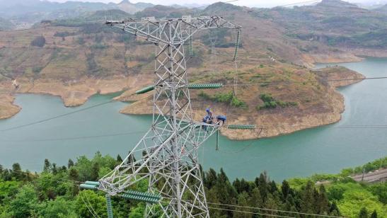 貴州興義供電局高空之上，用責(zé)任守護(hù)安全送去光明