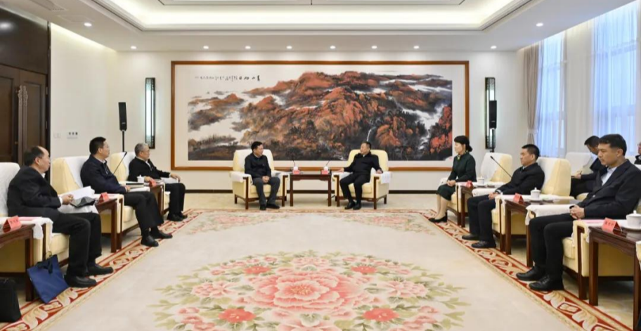 國(guó)家電投董事長(zhǎng)劉明勝、總經(jīng)理栗寶卿拜會(huì)內(nèi)蒙古自治區(qū)黨委書(shū)記孫紹騁、自治區(qū)主席王莉霞