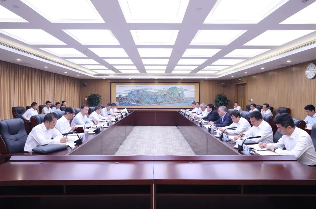 國(guó)家能源局黨組書記、局長(zhǎng)章建華赴國(guó)家電網(wǎng)公司調(diào)研迎峰度夏電力保供工作