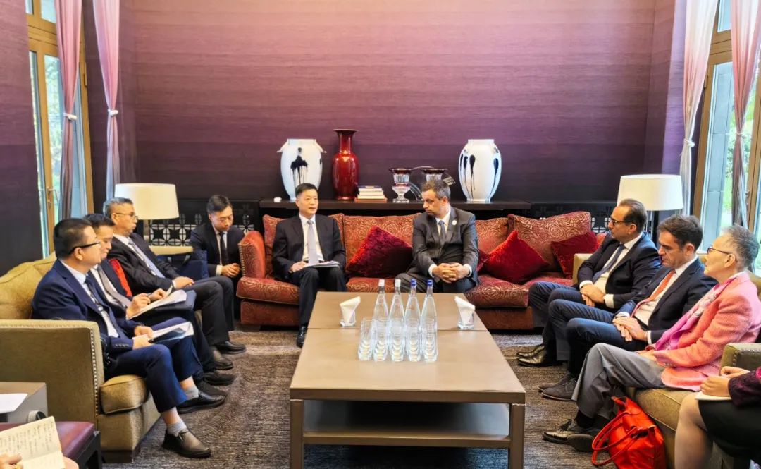 東方電氣集團(tuán)黨組書記、董事長俞培根與法國電力集團(tuán)董事長兼首席執(zhí)行官呂克·雷蒙會(huì)談