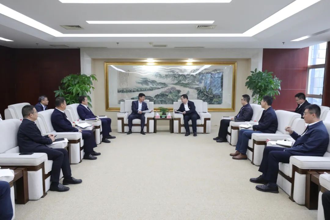 大唐四川公司黨委書記、董事長梁華與中能建西南區(qū)域總部黨委書記、總經(jīng)理，中能建西南投資公司黨委書記、董事長鄒小川會談