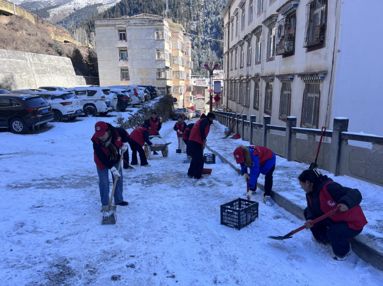 挺膺擔(dān)當(dāng)志愿服務(wù)，清冰除雪保障安全