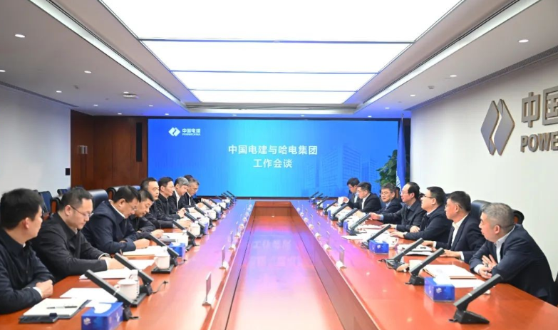 中國(guó)電建黨委書記、董事長(zhǎng)丁焰章與哈電集團(tuán)董事長(zhǎng)曹志安、總經(jīng)理黃偉會(huì)談