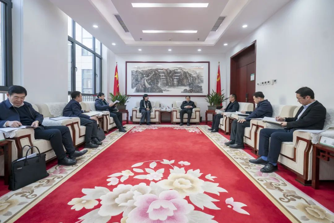 內(nèi)蒙古電力集團(tuán)與包頭市政府、中國二冶集團(tuán)、中國能建華北院和陜西院交流座談